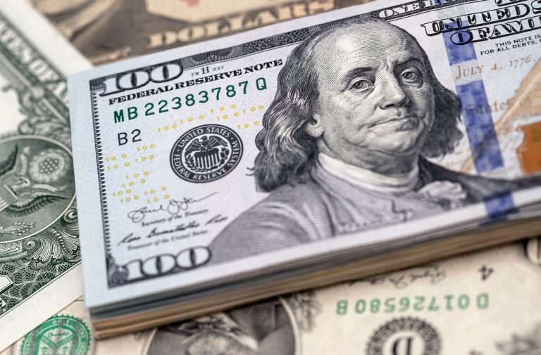 کاهش قیمت دلار در اولین روز کاری 1401