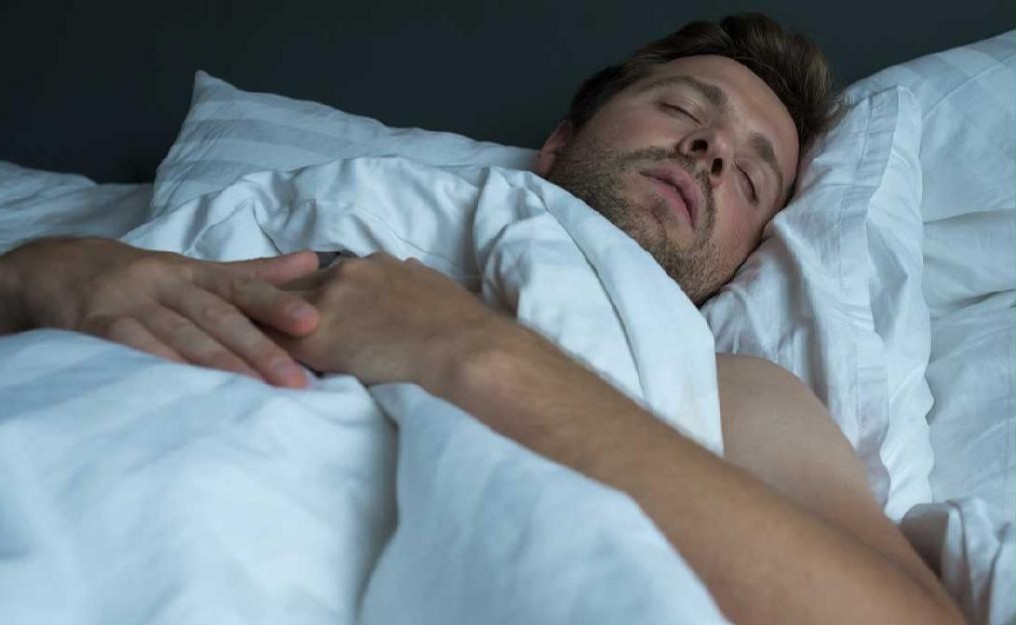 5 دلیلی که شما را متقاعد می کند برهنه بخوابید
