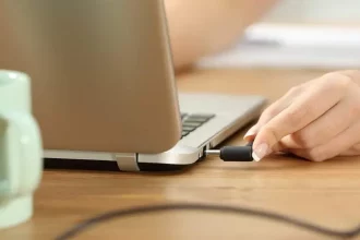 آیا اتصال دائمی لپ تاپ به شارژر و برق، به سیستم شما آسیب می‌رساند؟ 