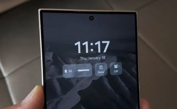 ۵ قابلیت معرفی نشده One UI 6.1 سامسونگ در مراسم آنپکد 3 3. میانبرهای صفحهی قفل