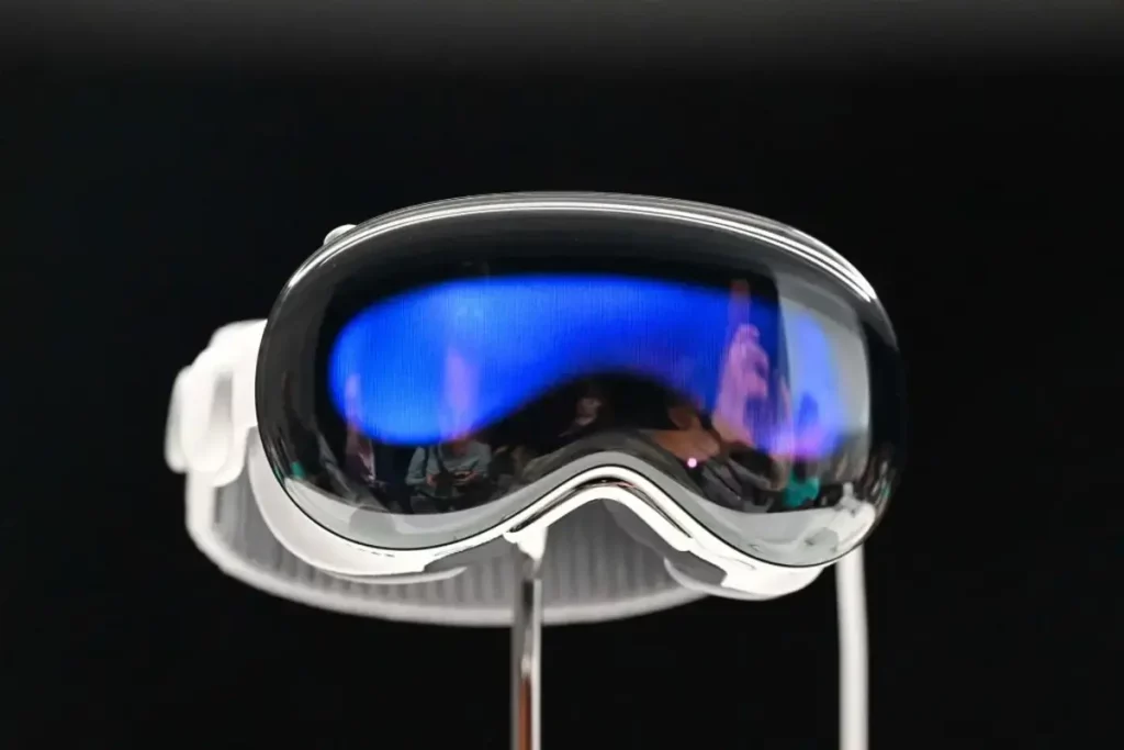 ویژن پرو اپل عرضه شد؛ تشکیل صفهای طولانی دربرابر فروشگاههای اپل.