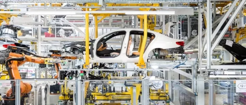 بررسی آمار تولید خودروهای سواری؛ کاهش تولید خودروهای داخلی در سال 1402