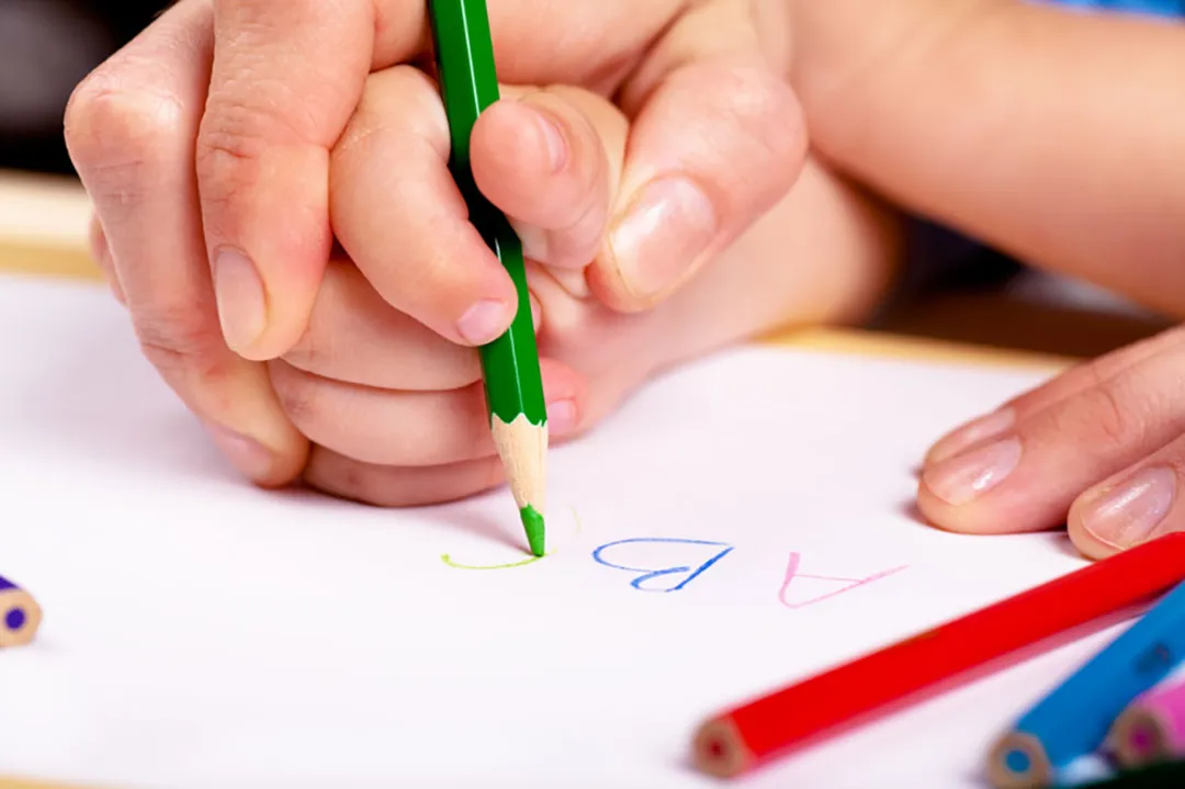 چرا نوشتن با دست برای حافظه و یادگیری بهتر است؟