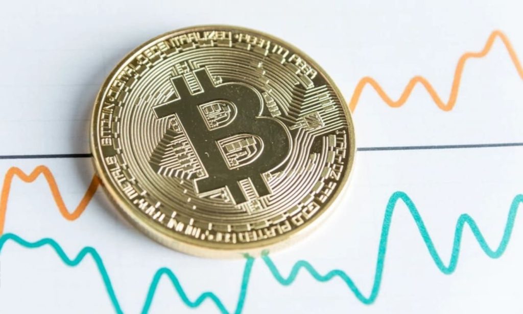 آیا بیت کوین به روند صعودی خود ادامه می دهد؟ منتظر بسته شدن کندل ماهانه باشید!