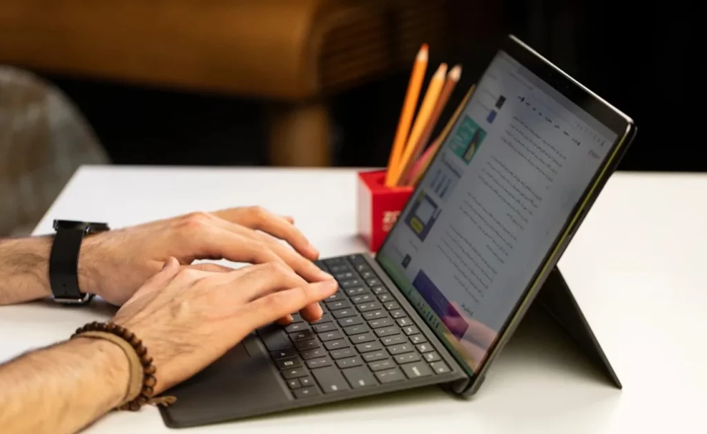 طرح رقیب مایکروسافتی مک بوک ایر M3 لو رفت