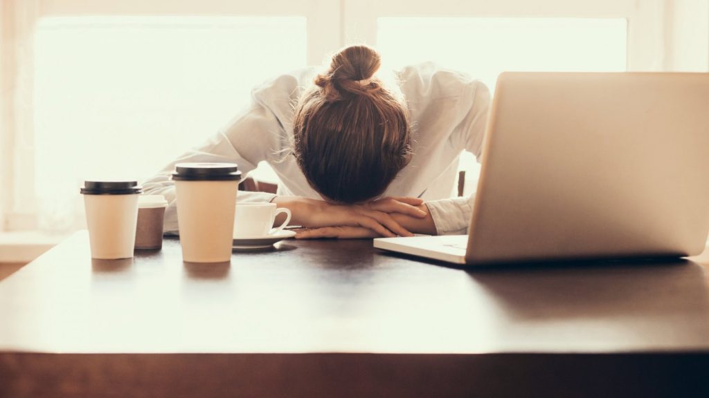 چه کسانی اعتیاد به کار دارند و نشانه اش چیست؟