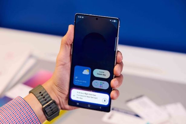 بر هوشمندی فناوری Galaxy AI و تأثیر آن بر تجربه سفر تأکید می‌کند.