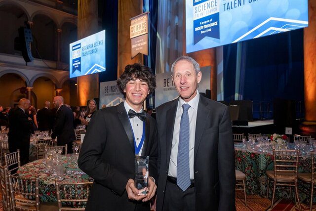 کشفی شگفتانگیز: دانشآموز دبیرستانی ۱.۵ میلیون جرم فضایی ناشناخته را شناسایی کرد!