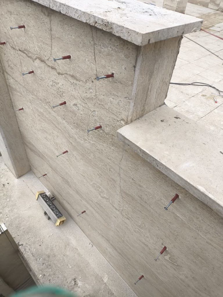 نجات جان ساکنان ساختمان با پیچ و رولپلاک سنگ‌های نما