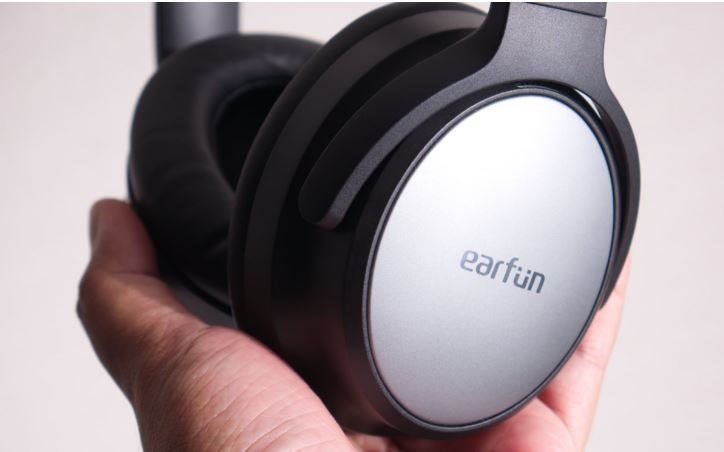 بررسی EarFun Tune Pro؛ هدفون بی‌سیم قدرتمند با عمر باتری بالا و قیمت اقتصادی