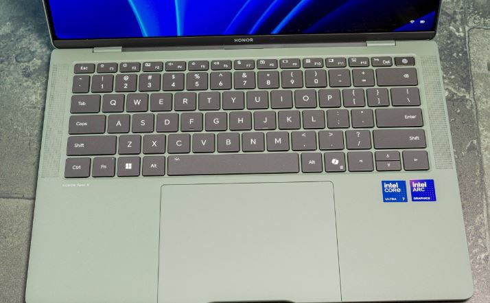 هونور مجیک‌بوک آرت ۱۴ (۲۰۲۵) زیر ذره‌بین: نقد و بررسی کامل لپ‌تاپ سبک‌وزن هونور