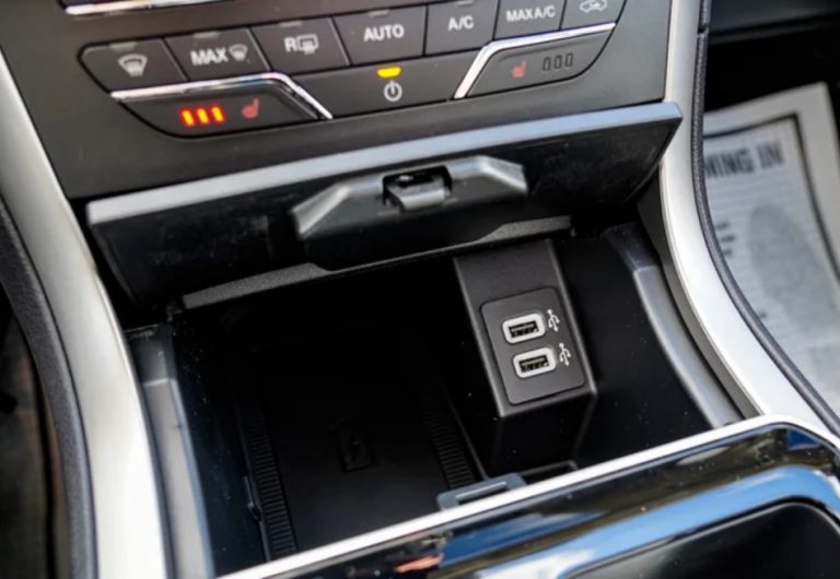 ۴ وسیلهای که هرگز نباید به پورت USB خودروی خود وصل کنید