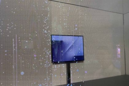 سامسونگ از گوشی سهتاشو خود پرده برداشت؛ تبلتی ۱۰ اینچی که در جیب جا میشود