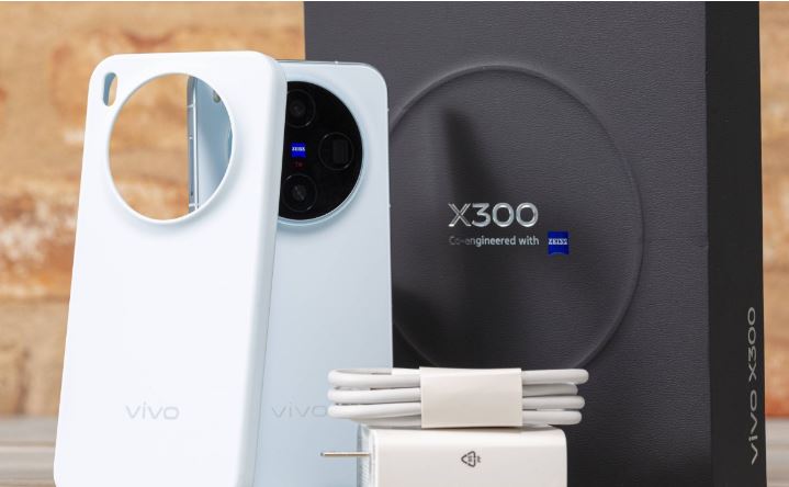 vivo X300 با دوربین ۲۰۰ مگاپیکسلی از راه رسید؛ خداحافظی با گوشیهای کوچک
