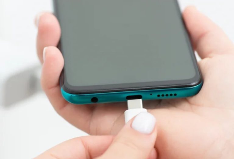 ۵ وسیله‌ای که هرگز نباید به پورت USB گوشی وصل کنید