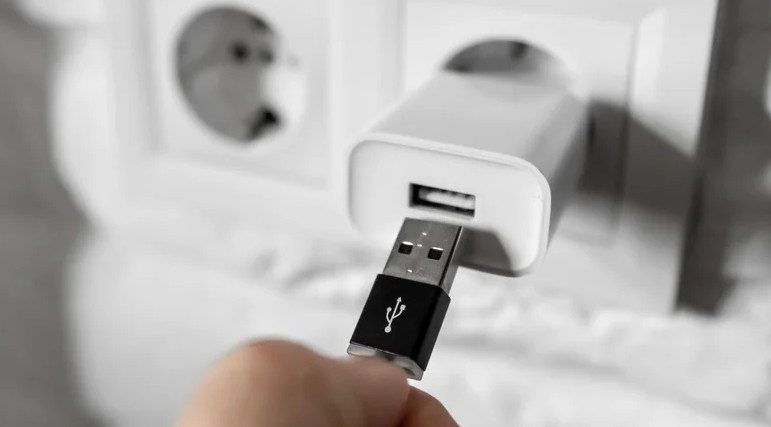 ۵ وسیله‌ای که هرگز نباید به پورت USB گوشی وصل کنید