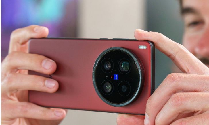 نبرد پرچمداران؛ دوربین بیرقیب یا نمایشگر تاشو 1 نبرد پرچمداران؛ دوربین بیرقیب یا نمایشگر تاشو