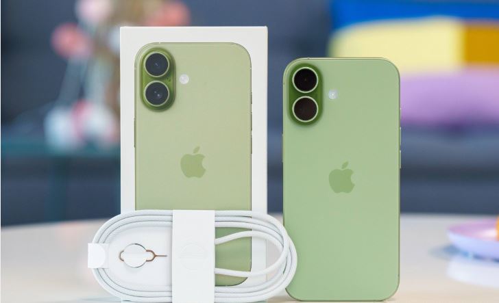 آیفون ۱۷ بررسی شد؛ مدل معمولی کنار رفت و ویژگیهای پرو در لباس جدید 1 جعبهگشایی: ساده و دوستدار محیط زیست