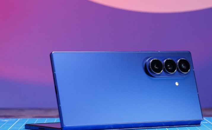 نبرد پرچمداران؛ دوربین بیرقیب یا نمایشگر تاشو 5 چرا گوشیهای تخت (معمولی) هنوز پادشاهی میکنند