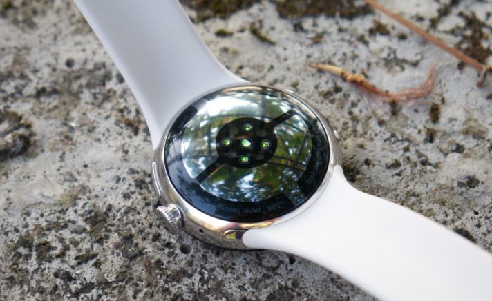 گوگل پیکسل واچ ۴؛ زیباتر و هوشمندتر، مدعی تاج ساعتهای اندرویدی 2 ارگونومی: ساعت بسیار سبک است و روی مچ دست حس نمیشود.