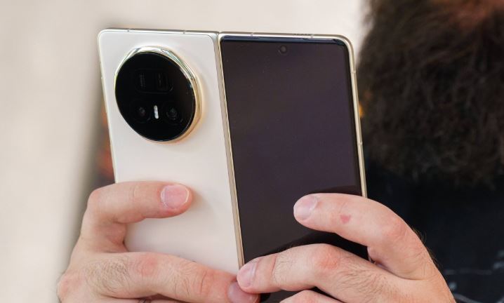 نبرد پرچمداران؛ دوربین بیرقیب یا نمایشگر تاشو 6 چرا گوشیهای تخت (معمولی) هنوز پادشاهی میکنند