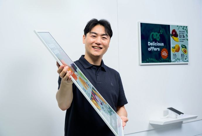 سامسونگ نمایشگر Color E-Paper را معرفی کرد؛ جایگزینی سبز برای پوسترهای چاپی 1 ظرافت در طراحی؛ باریک مثل کاغذ