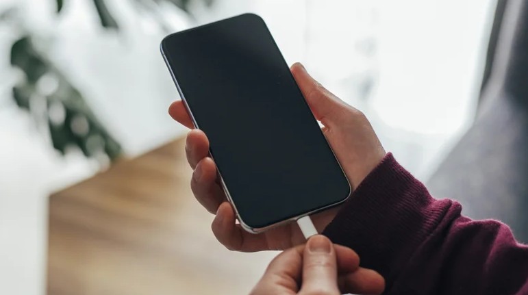 علت تفاوت سرعت شارژ در پورتهای USB چیست 1 جنگ استانداردها؛ از لاکپشت ۲.۵ واتی تا خرگوش ۲۴۰ واتی