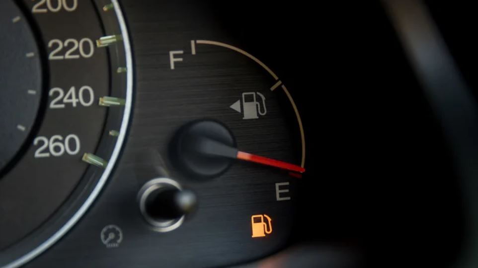 ۱۴ باور اشتباه رایج درباره خودروها که باید کنار بگذارید 11 ۱۱. رانندگی تا قطره آخر بنزین