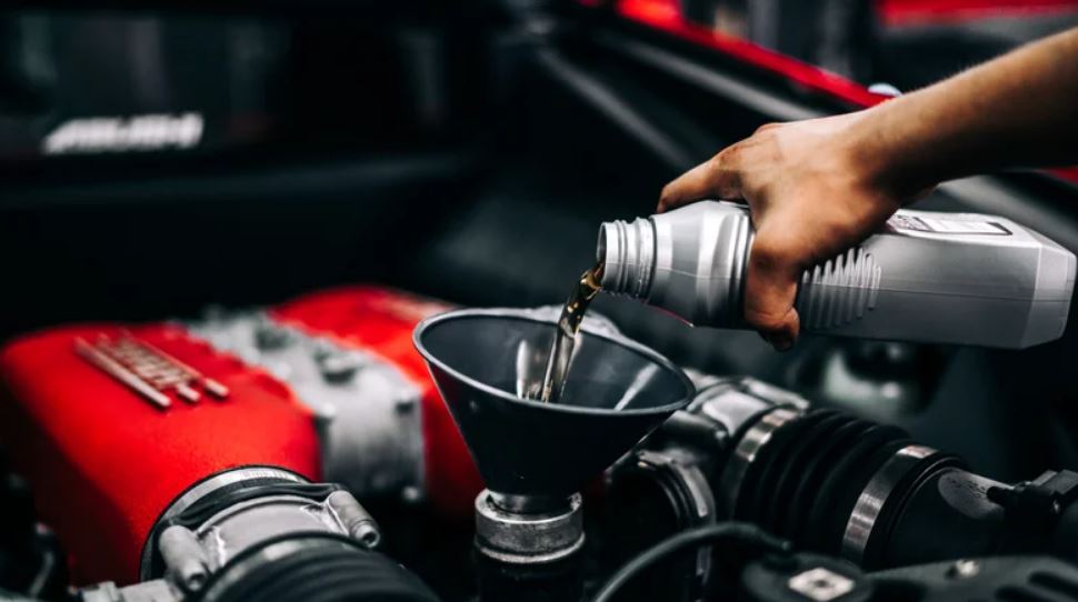 ۱۴ باور اشتباه رایج درباره خودروها که باید کنار بگذارید 10 ۱۰. سرریز کردن روغن به جای تعویض آن