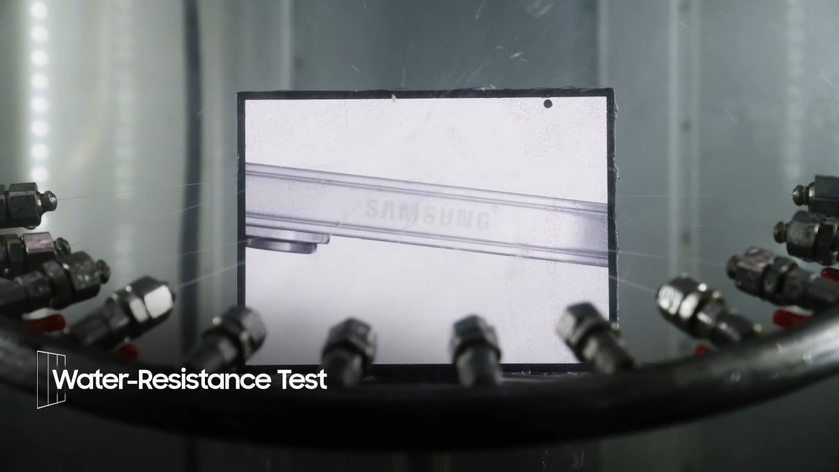پشتصحنه تستهای نفسگیر سامسونگ؛ گلکسی Z TriFold چگونه دوام میآورد؟ 3 ۵. حمام آب؛ تست نفوذناپذیری (IPX8)