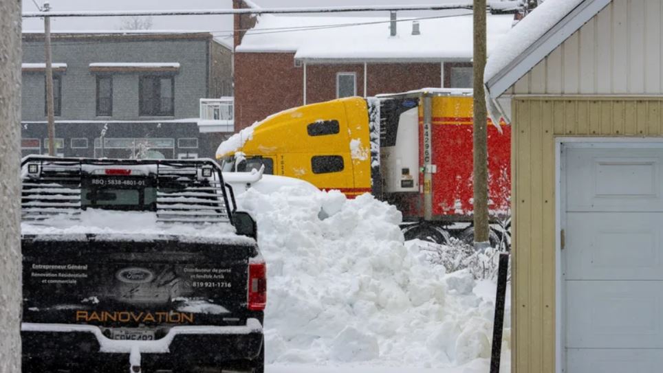 ۱۴ باور اشتباه رایج درباره خودروها که باید کنار بگذارید 8 ۸. وانتبارها سلاطین برف هستند