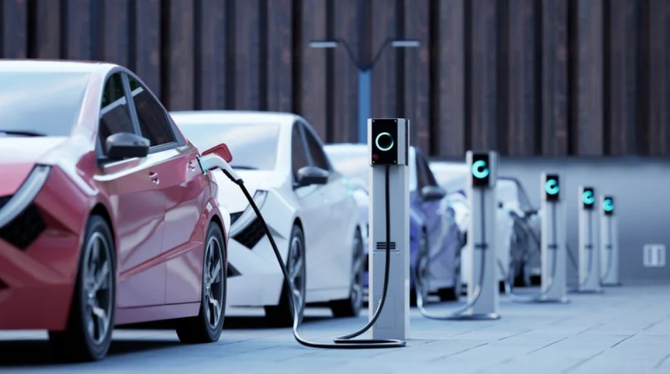 ۱۴ باور اشتباه رایج درباره خودروها که باید کنار بگذارید 7 ۷. خودروهای برقی بیشتر آتش میگیرند