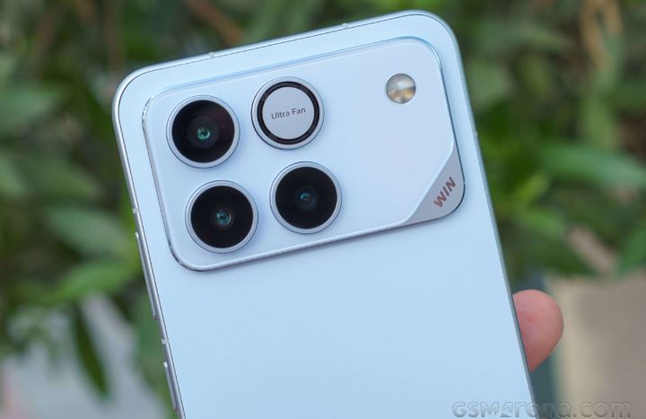 دوربین و دکمه‌های کنترلی