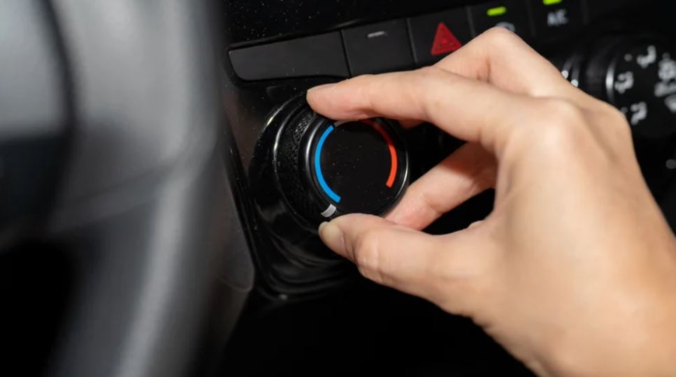 ۱۴ باور اشتباه رایج درباره خودروها که باید کنار بگذارید 5 ۵. کولر یا شیشه پایین؟ کدام بهصرفهتر است؟