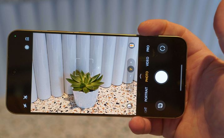 دوربین و دکمه‌های کنترلی