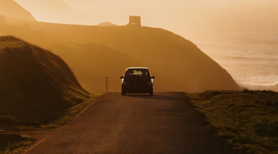 ۱۴ باور اشتباه رایج درباره خودروها که باید کنار بگذارید 4 ۴. خلاص کردن در سرازیری برای کاهش مصرف سوخت