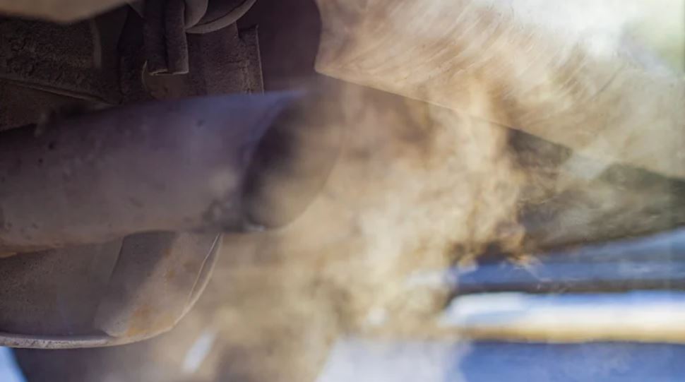 ۱۴ باور اشتباه رایج درباره خودروها که باید کنار بگذارید 2 ۲. گرم کردن خودرو در زمستان؛ عادتی کهنه