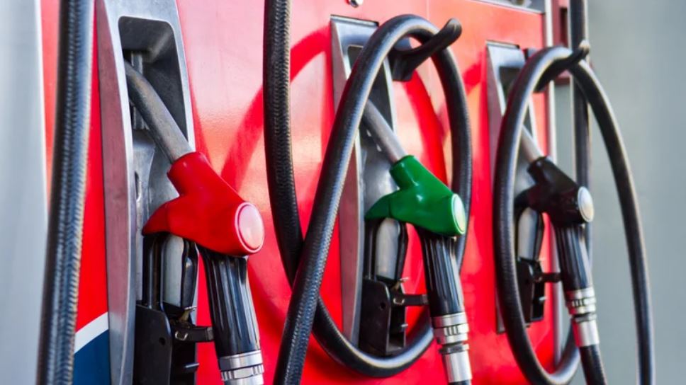 ۱۴ باور اشتباه رایج درباره خودروها که باید کنار بگذارید 1 ۱. بنزین سوپر همیشه بهتر است؟ خیر!