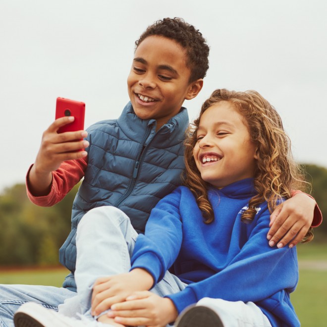 XploraOne معرفی شد؛ گوشی امن HMD برای کودکان با تمرکز بر دنیای واقعی