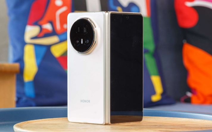 ۵ انتخاب برتر او را که ترکیبی از گوشی‌های تاشو و پرچمداران عکاسی هستند، بررسی می‌کنیم