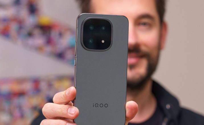 انتخابهای طلایی «رو» در ۲۰۲۵؛ ۴ گوشی برتر سال از نگاه Ro 4 آیکو ۱۵ (iQOO 15)