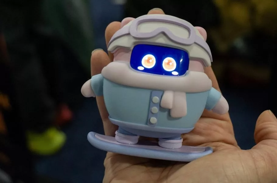 عروسک هوش مصنوعی Sweekar معرفی شد؛ ربات جیبی بامزه‌ای که باید مراقبش باشید