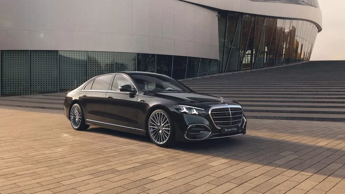 مرسدسبنز کلاس S نسل جدید رونمایی شد؛ قدرتنمایی موتور V8 با شتاب خیرهکننده 5 بازگشت غیرمنتظره موتور V8