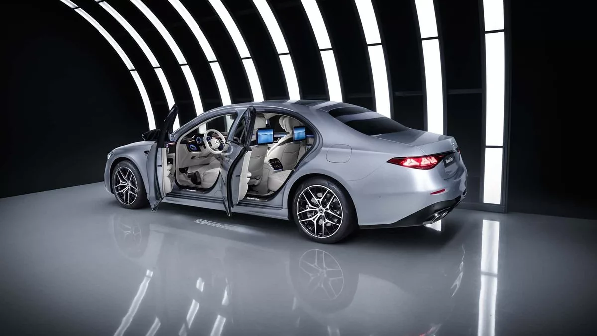 مرسدسبنز کلاس S نسل جدید رونمایی شد؛ قدرتنمایی موتور V8 با شتاب خیرهکننده 2 طراحی آشنا، اما بهروز و متمایز