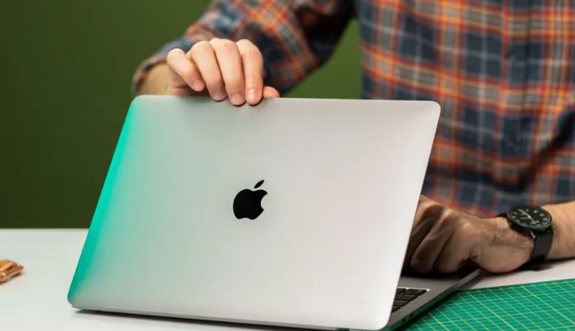 مک‌بوک پروهای ۲۰۲۶ اپل احتمالاً با macOS 26.3 از راه می‌رسند