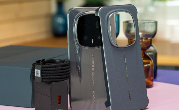 محتویات جعبه؛ فراتر از یک گوشی معمولی