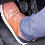 کلاچ خودرو در خطر است؛ این عادت اشتباه را کنار بگذارید