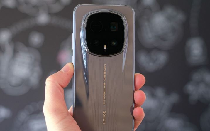 لوکسِ بی‌رقیب از راه رسید؛ آنباکسینگ و نگاه اول به آنر Magic8 RSR پورشه دیزاین