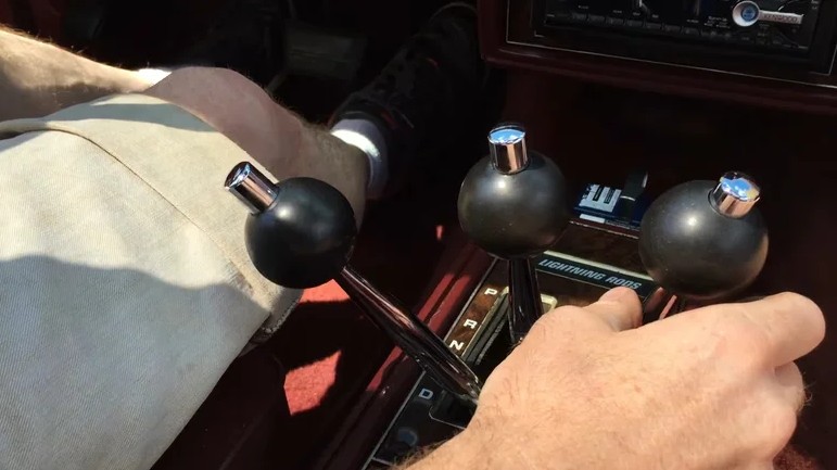 ۴. میله‌های صاعقه هرتز (Hurst Lightning Rods)