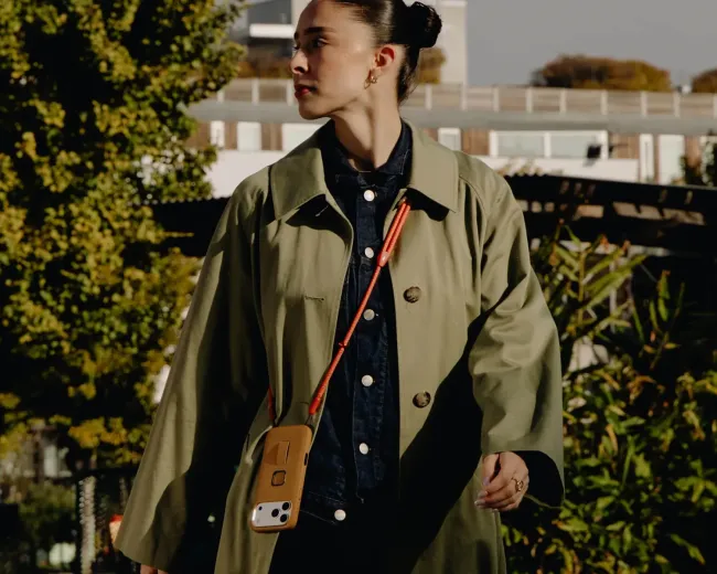 ۲. بند رودوشی (Mobile Crossbody Strap) – جایگزین کیف‌های کوچک